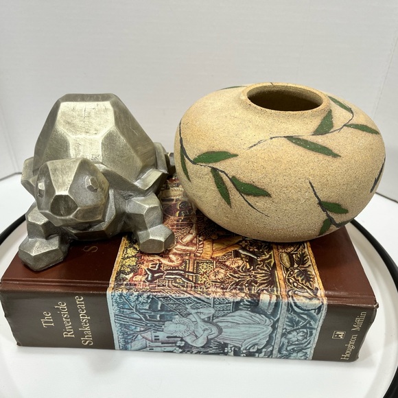 VINTAGE/HANDCRAFTED SAND ART POTTERY VASE w/LEAF PATTERN & SIGNED - Picture 1 of 10